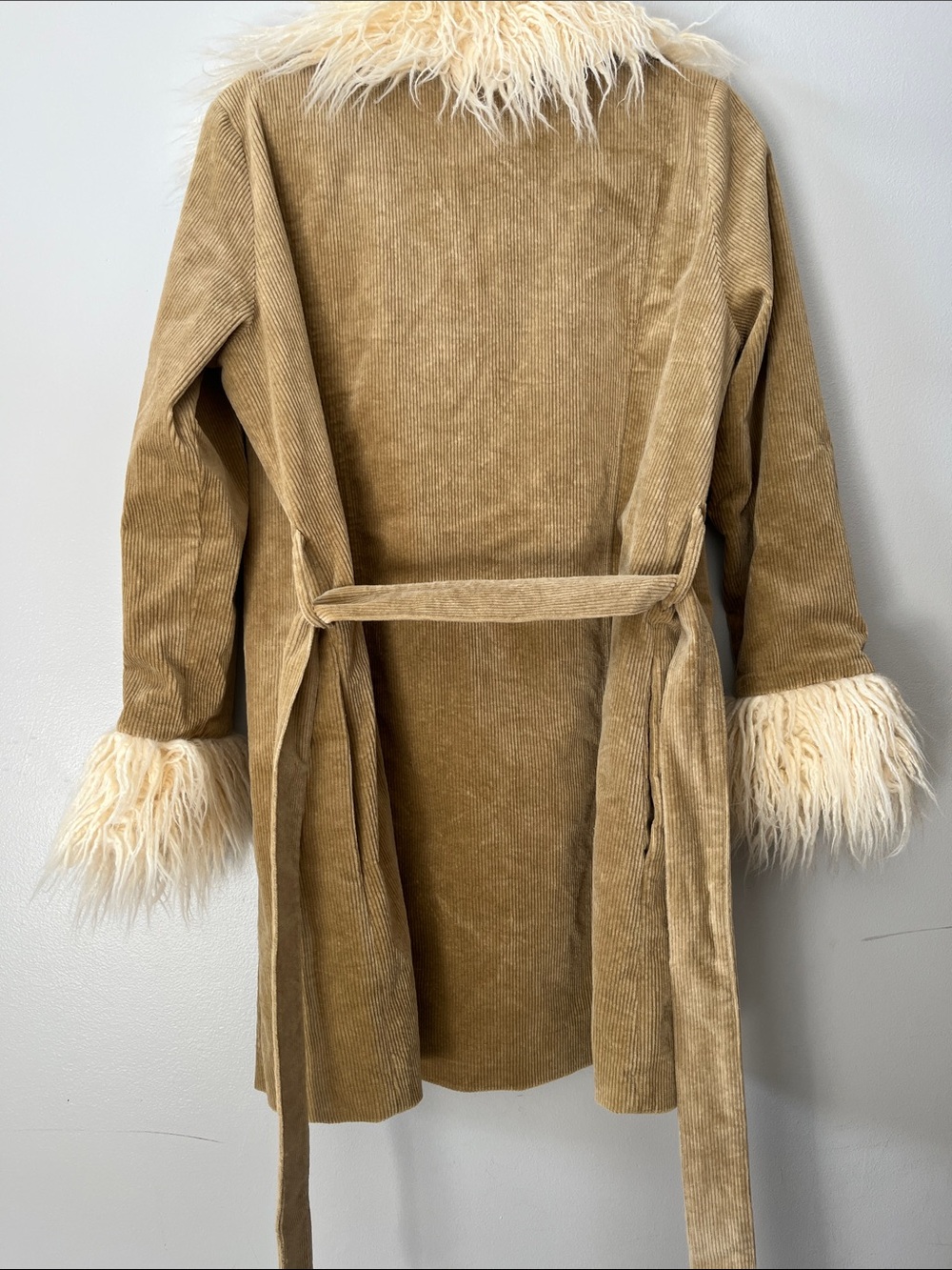 Penny Lane Coat in Beige
SHOW ME YOUR MUMU - medium faux fur corduroy fall cozy - Picture 11 of 16